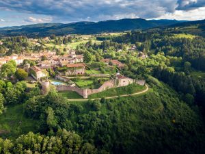 Vue aérienne d’un ancien village français situé dans le département de la Loire, France