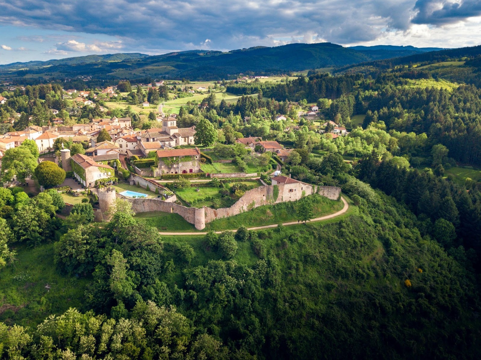 Vue aérienne d’un ancien village français situé dans le département de la Loire, France