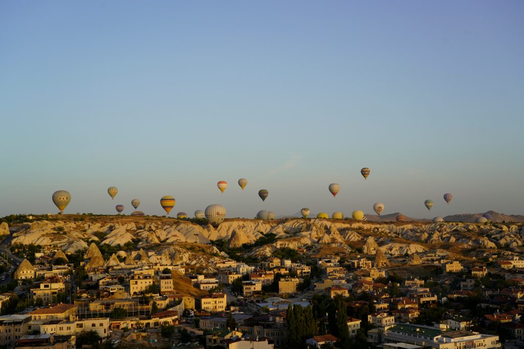 Randonnée paisible et vol en montgolfière au-dessus de la Cappadoce au printemps.