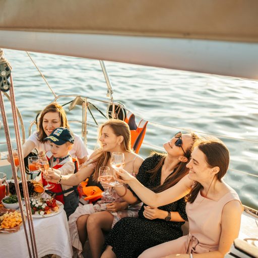 Saint-Jean-Cap-Ferrat vous accueille pour une balade en bateau au lever du soleil, au départ du port de Nice. Pendant cette expérience matinale, profitez d’une baignade en eaux cristallines et d’un petit-déjeuner servi en mer, dans une atmosphère calme et privilégiée.