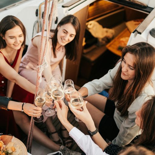 Saint-Jean-Cap-Ferrat vous accueille pour une balade en bateau au lever du soleil, au départ du port de Nice. Pendant cette expérience matinale, profitez d’une baignade en eaux cristallines et d’un petit-déjeuner servi en mer, dans une atmosphère calme et privilégiée.