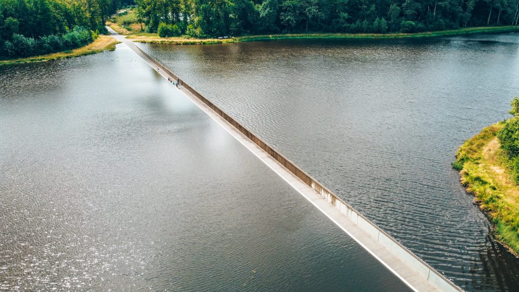 vélo à travers l'eau à Bokrijk