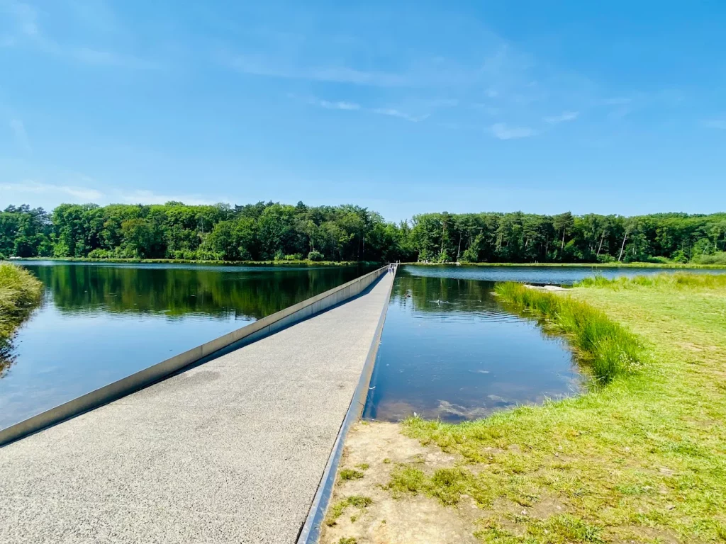 vélo à travers l'eau à Bokrijk